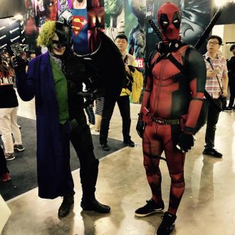 Deadpoolové, samí Deadpoolové! A taky Joker!